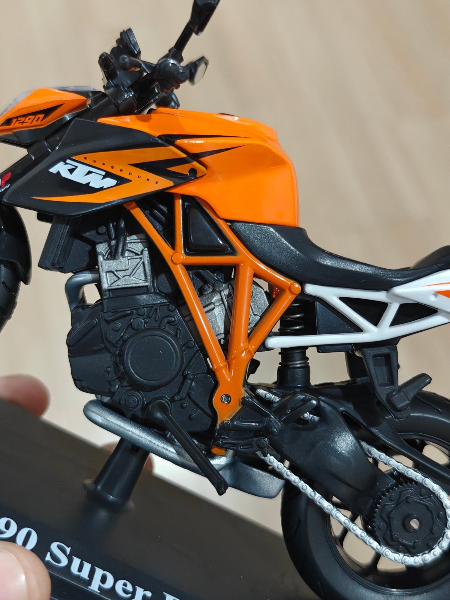 1:12 Maisto KTM 1290 Super Duke R (Unboxed - New) - Kinder Logs