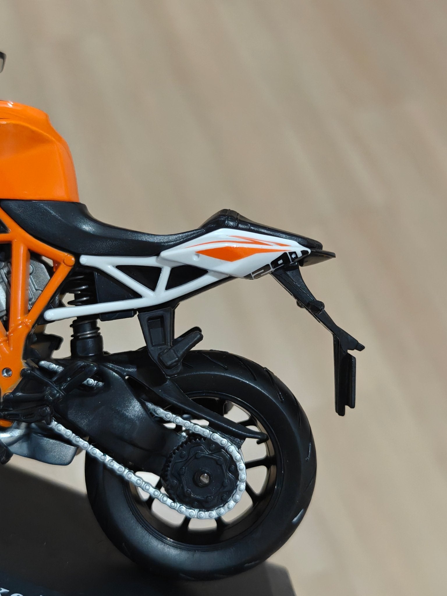 1:12 Maisto KTM 1290 Super Duke R (Unboxed - New) - Kinder Logs