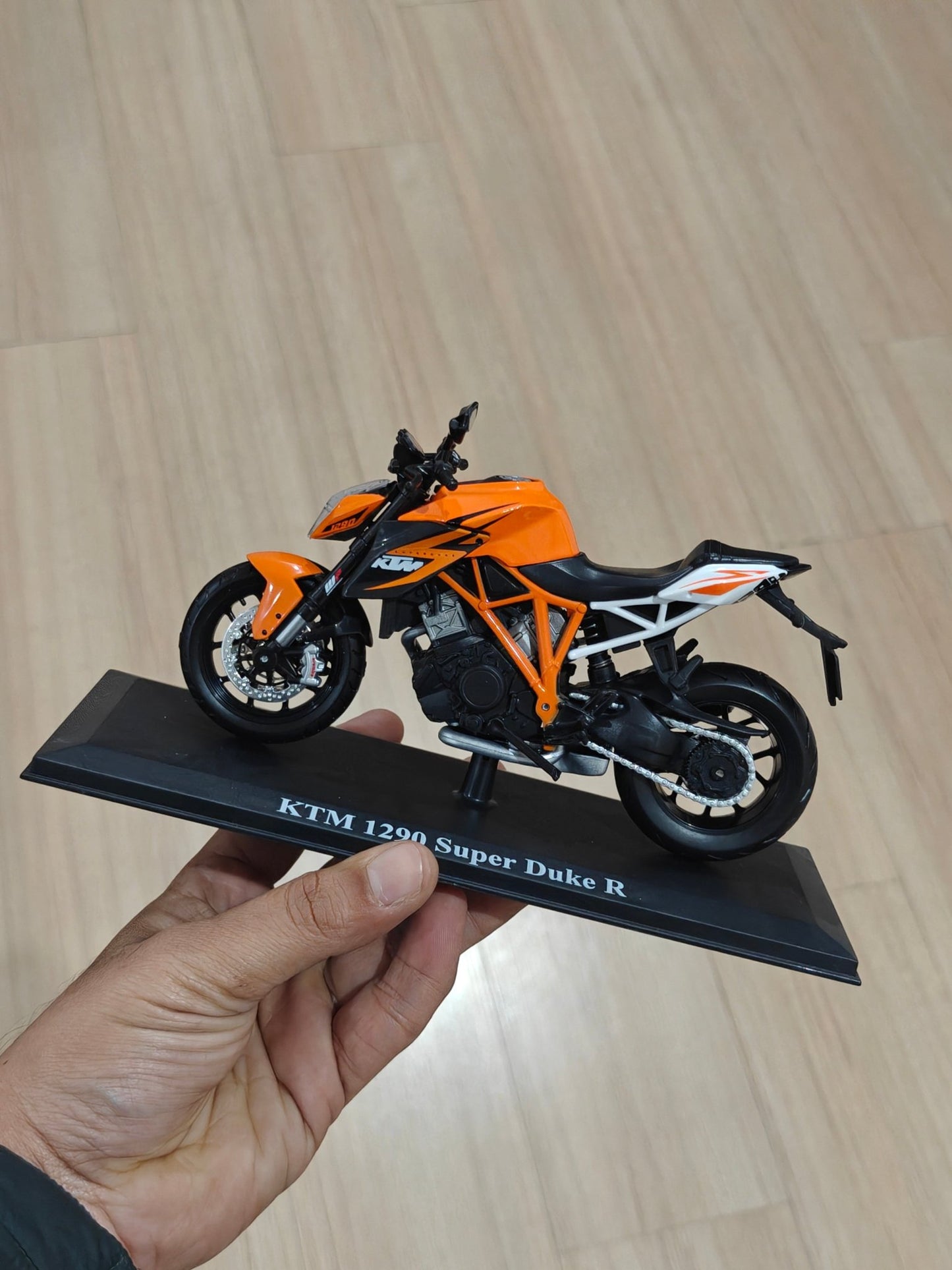 1:12 Maisto KTM 1290 Super Duke R (Unboxed - New) - Kinder Logs