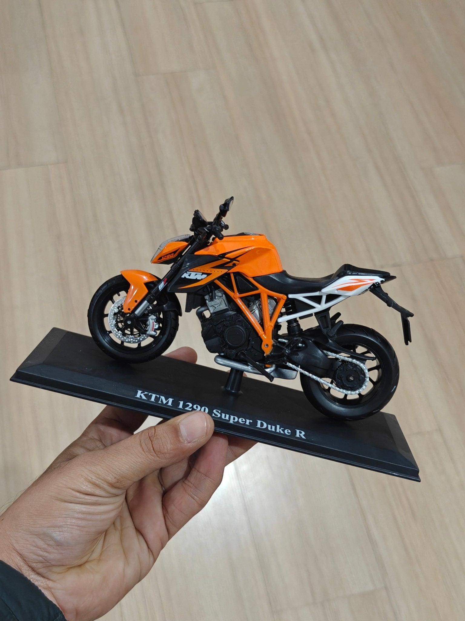 1:12 Maisto KTM 1290 Super Duke R (Unboxed - New) - Kinder Logs