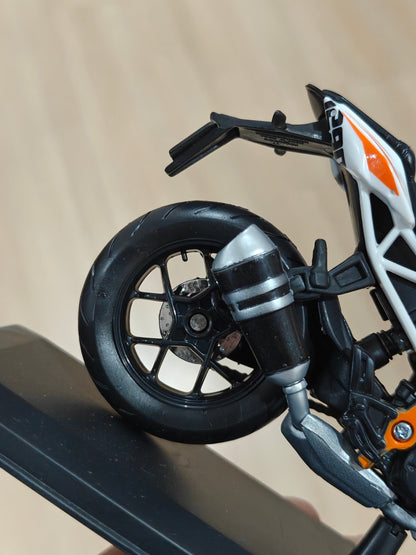 1:12 Maisto KTM 1290 Super Duke R (Unboxed - New) - Kinder Logs