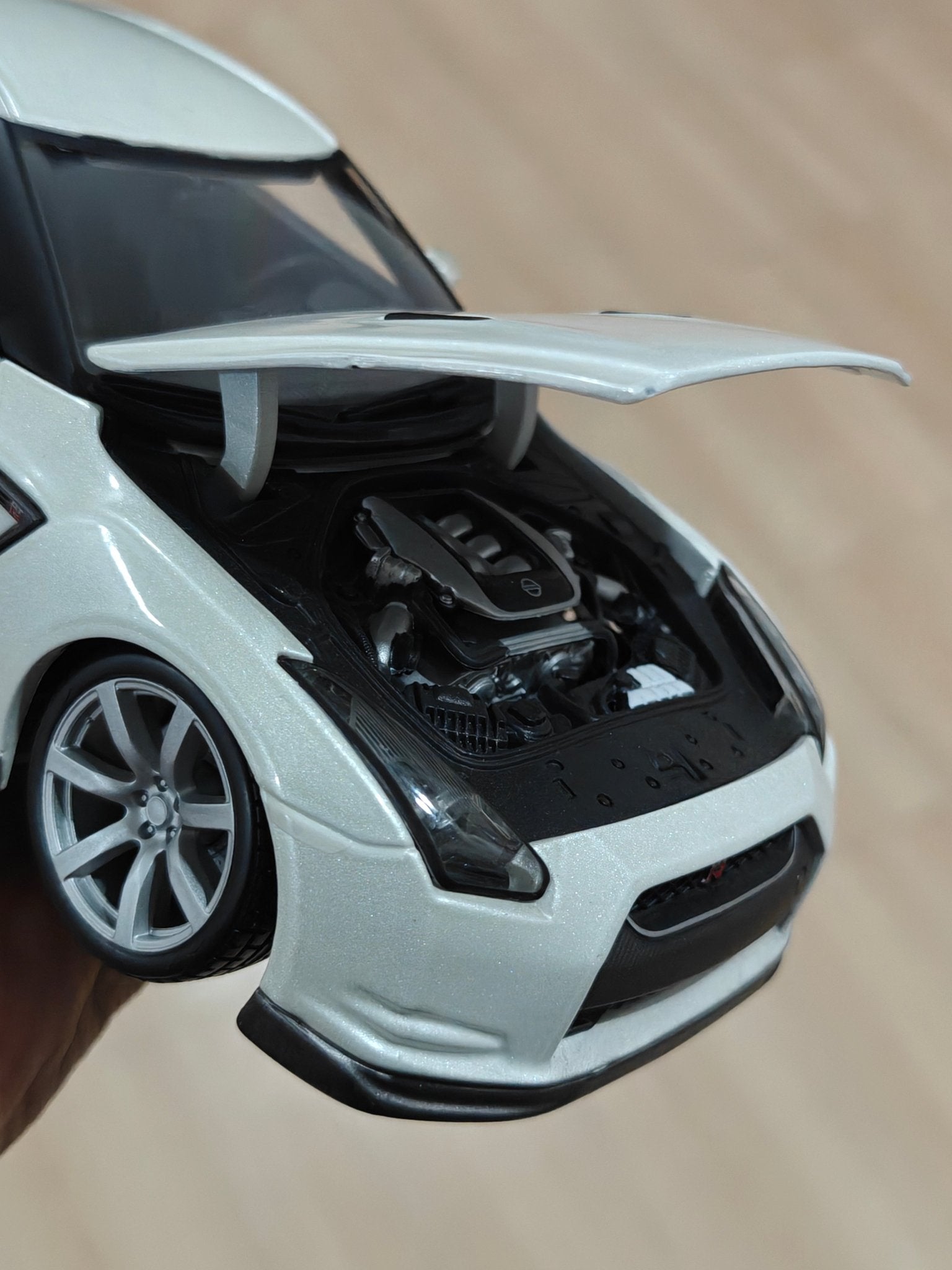 1:18 Bburago 2009 Nissan GT - R (Pre - Owned) - Kinder Logs