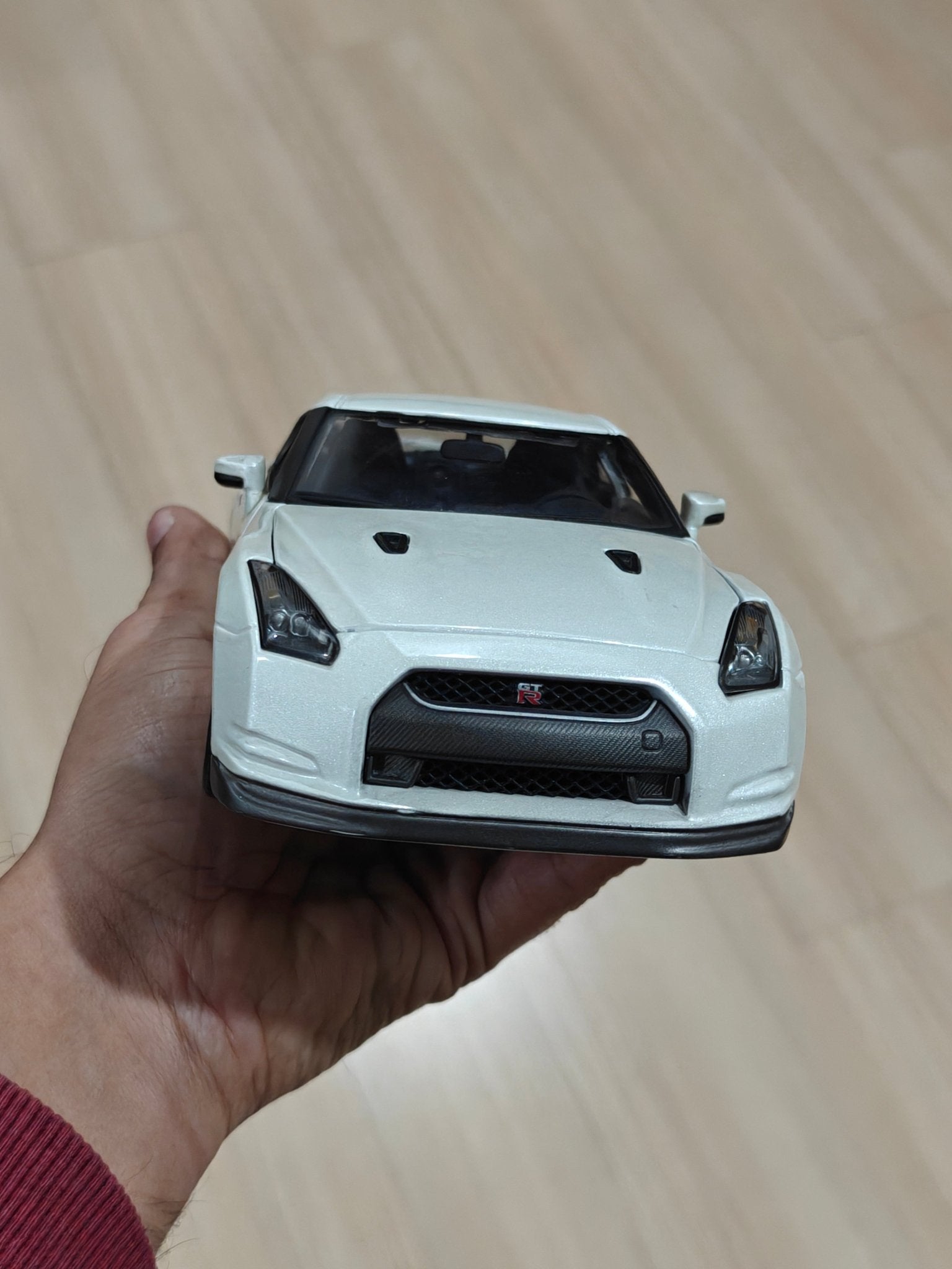 1:18 Bburago 2009 Nissan GT - R (Pre - Owned) - Kinder Logs