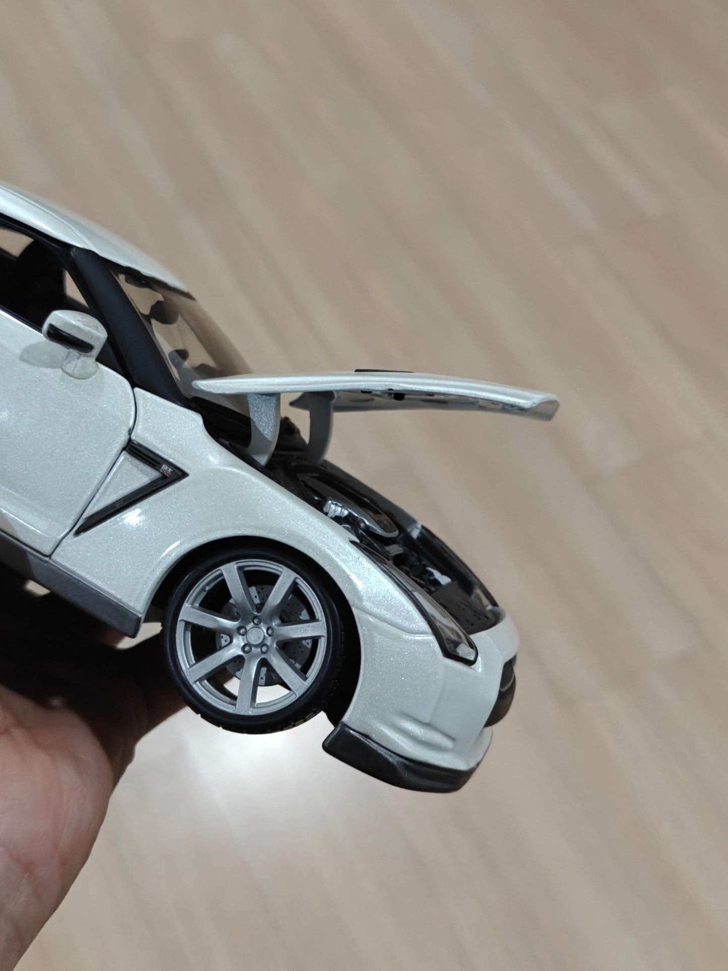 1:18 Bburago 2009 Nissan GT - R (Pre - Owned) - Kinder Logs
