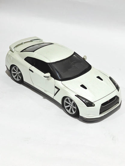 1:18 Bburago 2009 Nissan GT - R (Pre - Owned) - Kinder Logs