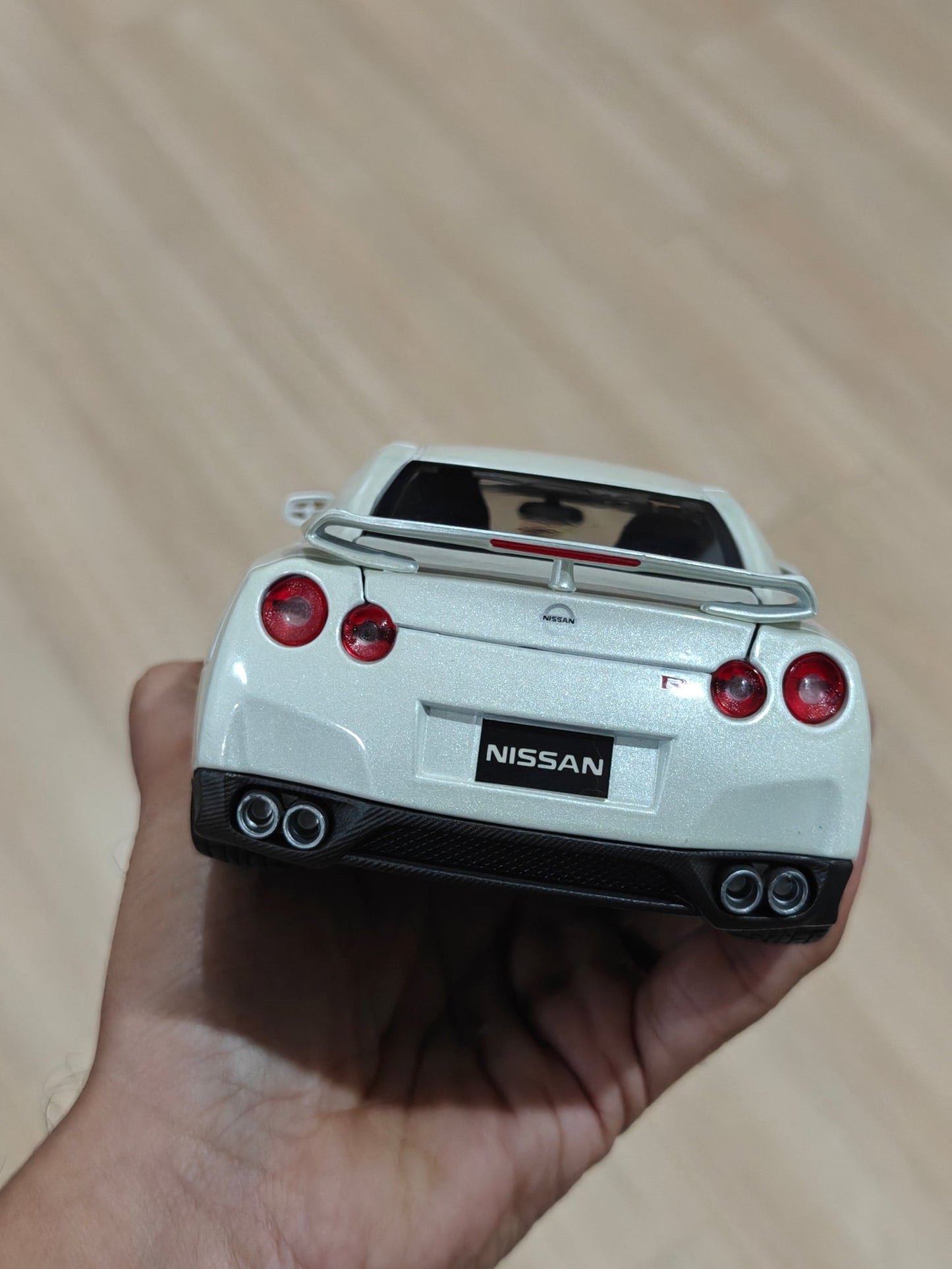 1:18 Bburago 2009 Nissan GT - R (Pre - Owned) - Kinder Logs