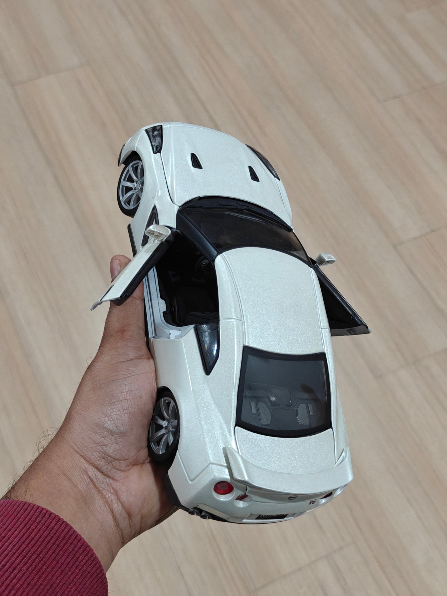 1:18 Bburago 2009 Nissan GT - R (Pre - Owned) - Kinder Logs