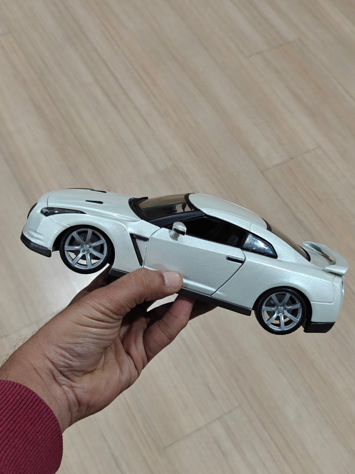 1:18 Bburago 2009 Nissan GT - R (Pre - Owned) - Kinder Logs