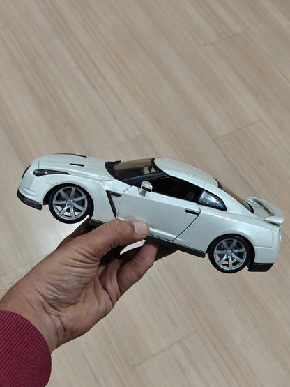 1:18 Bburago 2009 Nissan GT - R (Pre - Owned) - Kinder Logs