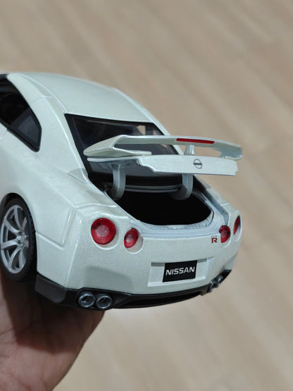 1:18 Bburago 2009 Nissan GT - R (Pre - Owned) - Kinder Logs