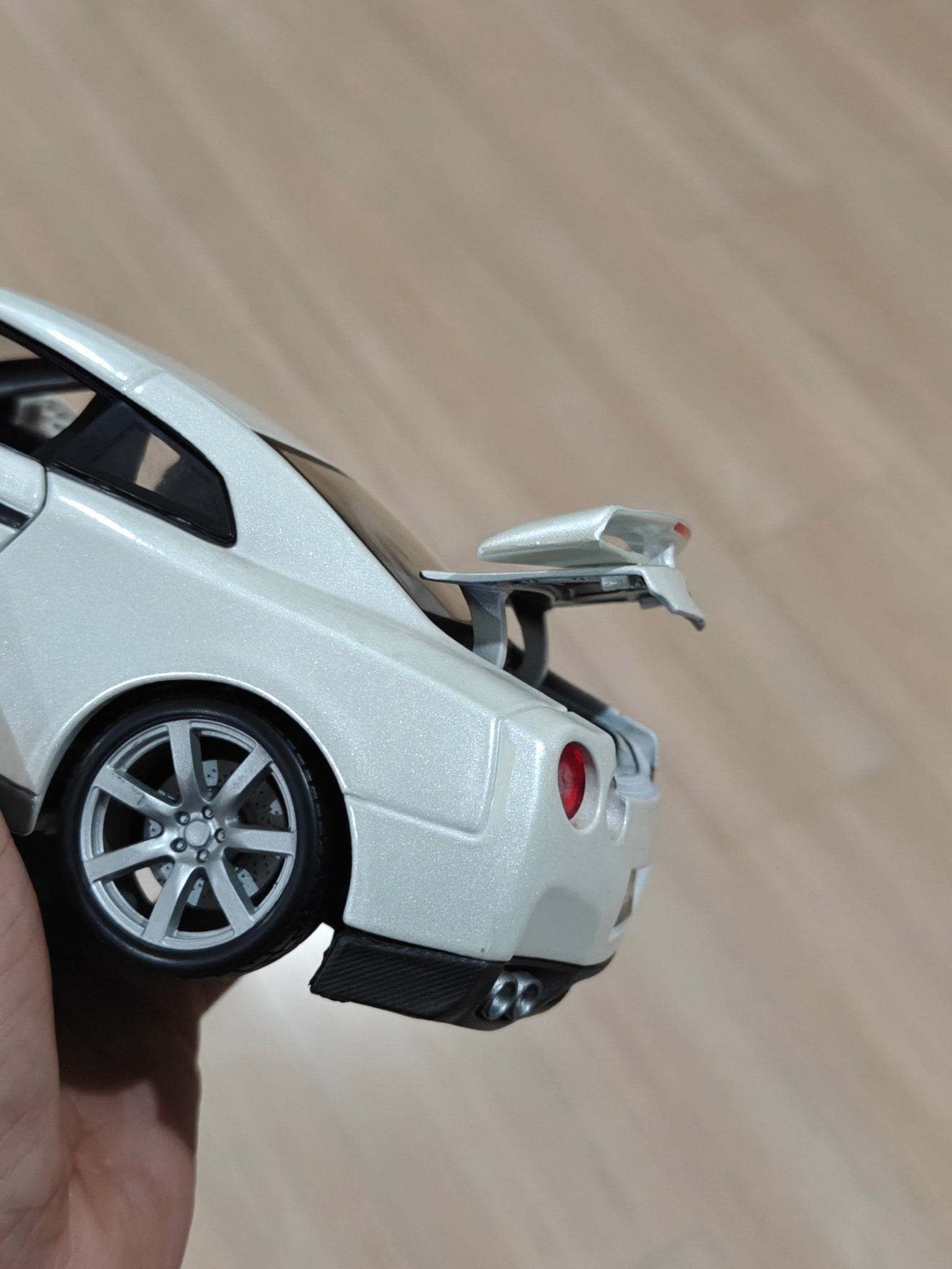 1:18 Bburago 2009 Nissan GT - R (Pre - Owned) - Kinder Logs