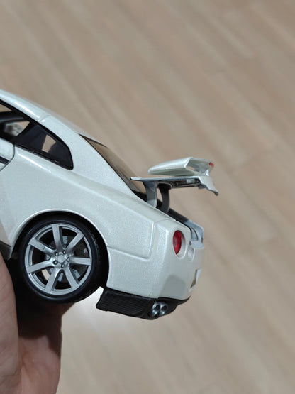 1:18 Bburago 2009 Nissan GT - R (Pre - Owned) - Kinder Logs