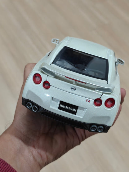 1:18 Bburago 2009 Nissan GT - R (Pre - Owned) - Kinder Logs