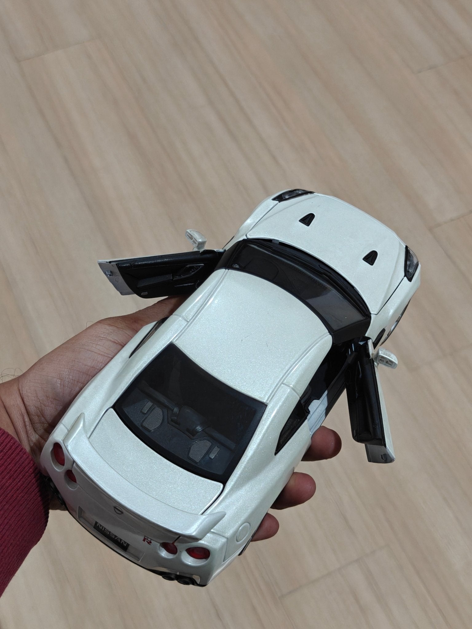 1:18 Bburago 2009 Nissan GT - R (Pre - Owned) - Kinder Logs