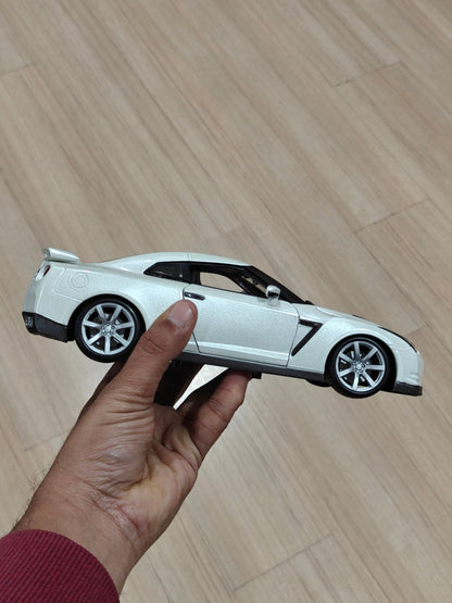 1:18 Bburago 2009 Nissan GT - R (Pre - Owned) - Kinder Logs