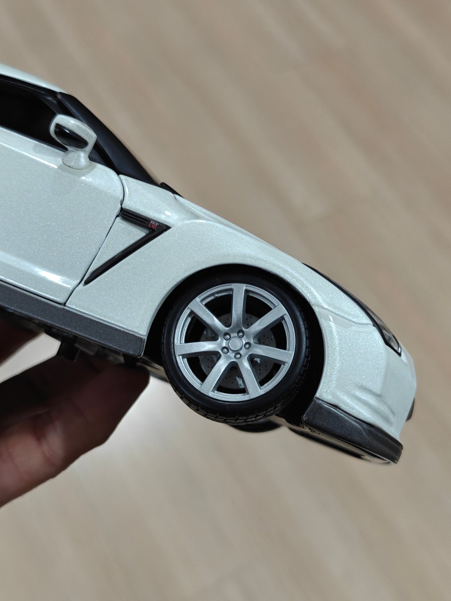 1:18 Bburago 2009 Nissan GT - R (Pre - Owned) - Kinder Logs