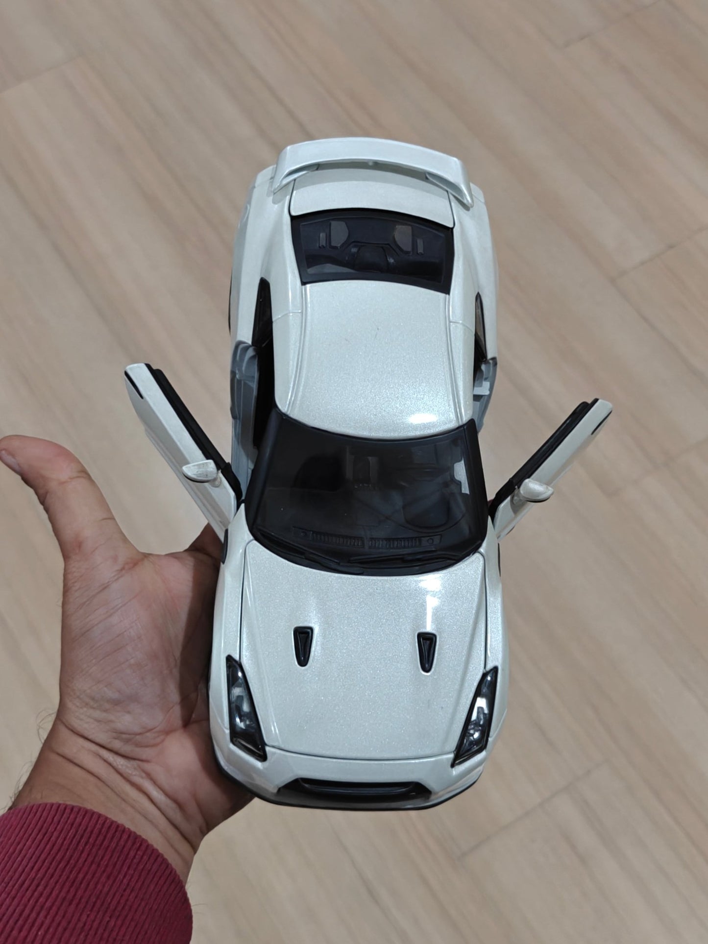1:18 Bburago 2009 Nissan GT - R (Pre - Owned) - Kinder Logs