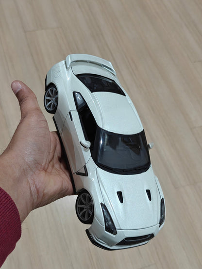 1:18 Bburago 2009 Nissan GT - R (Pre - Owned) - Kinder Logs