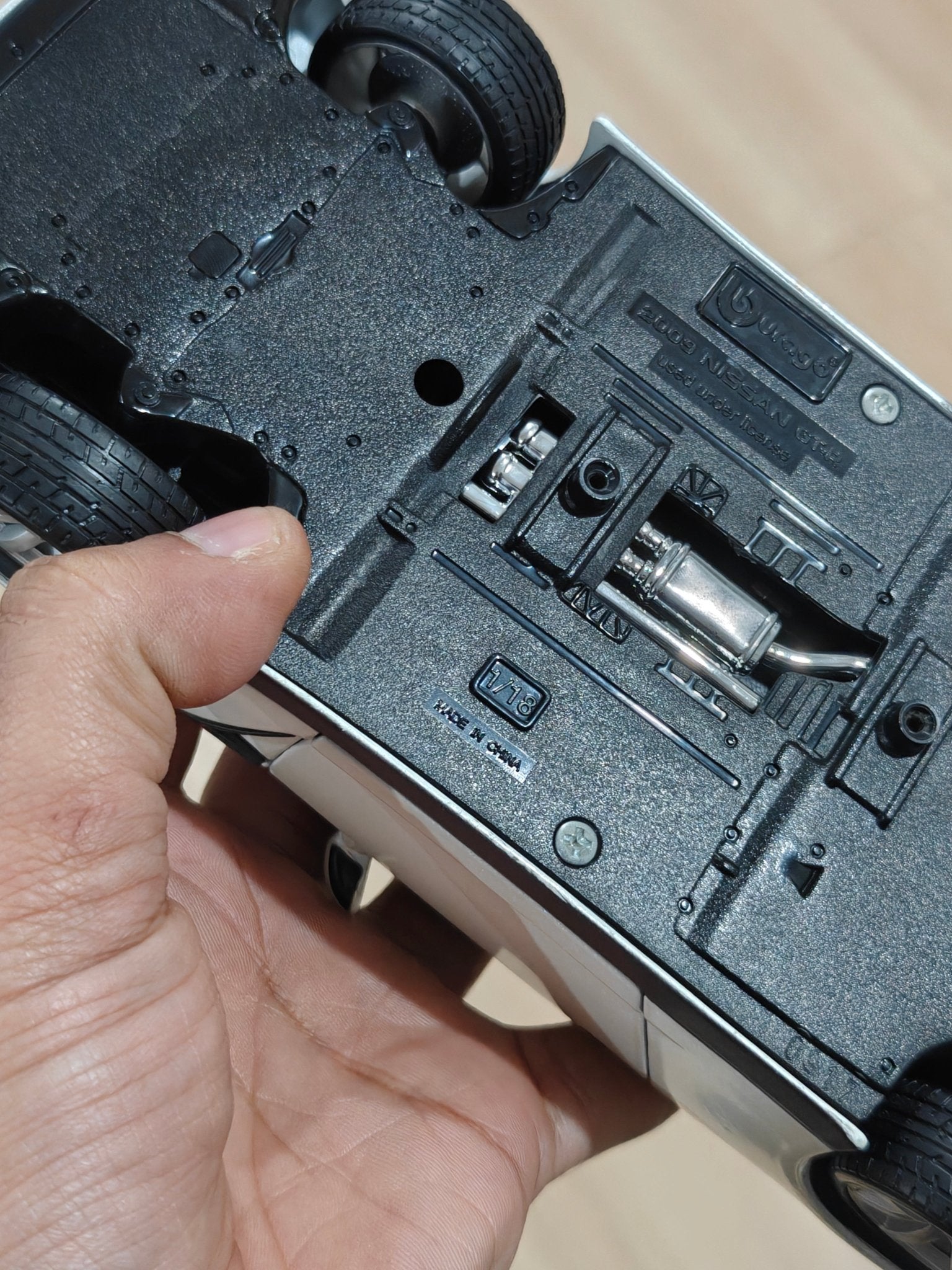 1:18 Bburago 2009 Nissan GT - R (Pre - Owned) - Kinder Logs