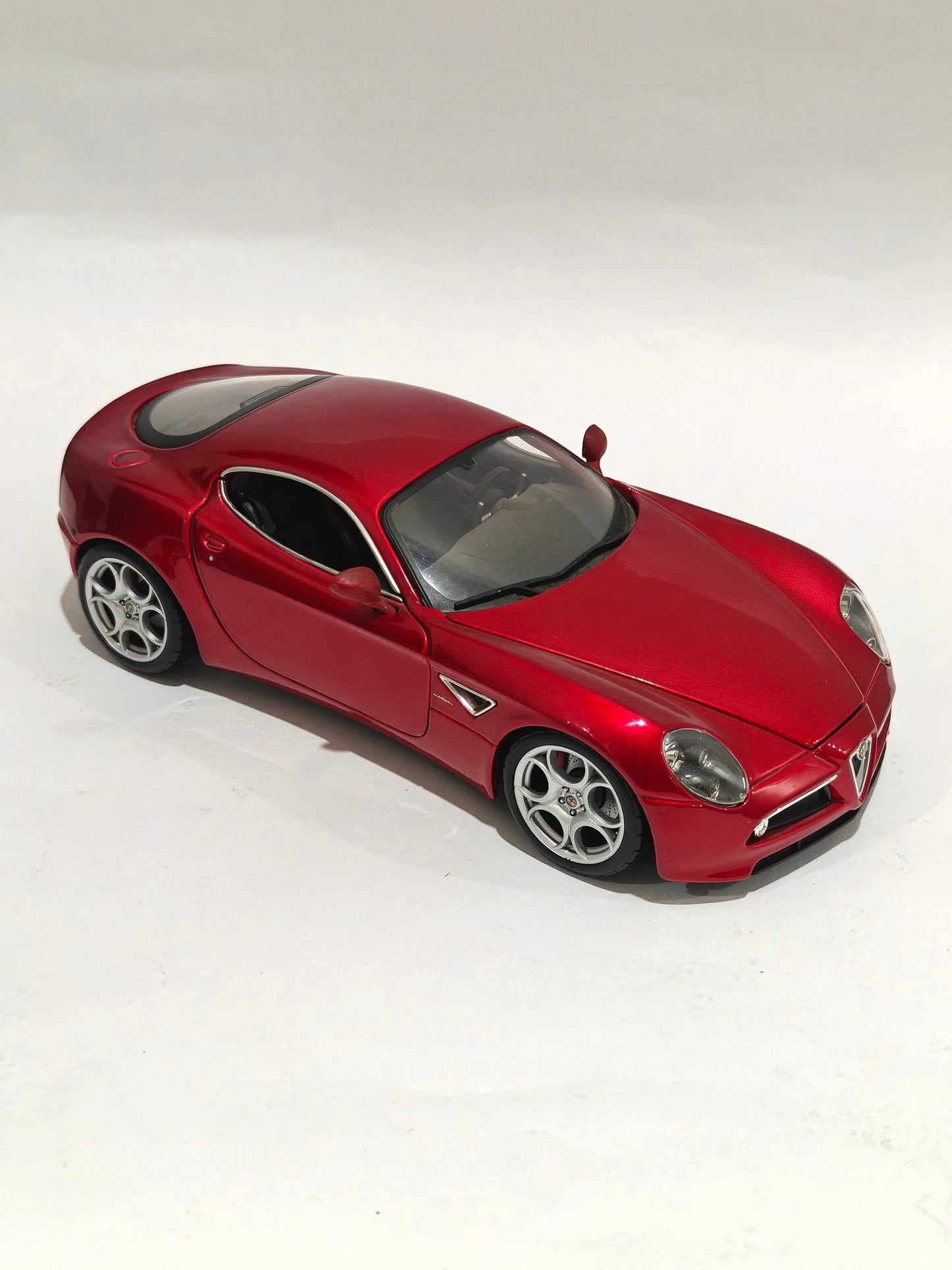 1:18 Bburago Alfa Romeo 8C Competizione (Pre - Owned) - Kinder Logs