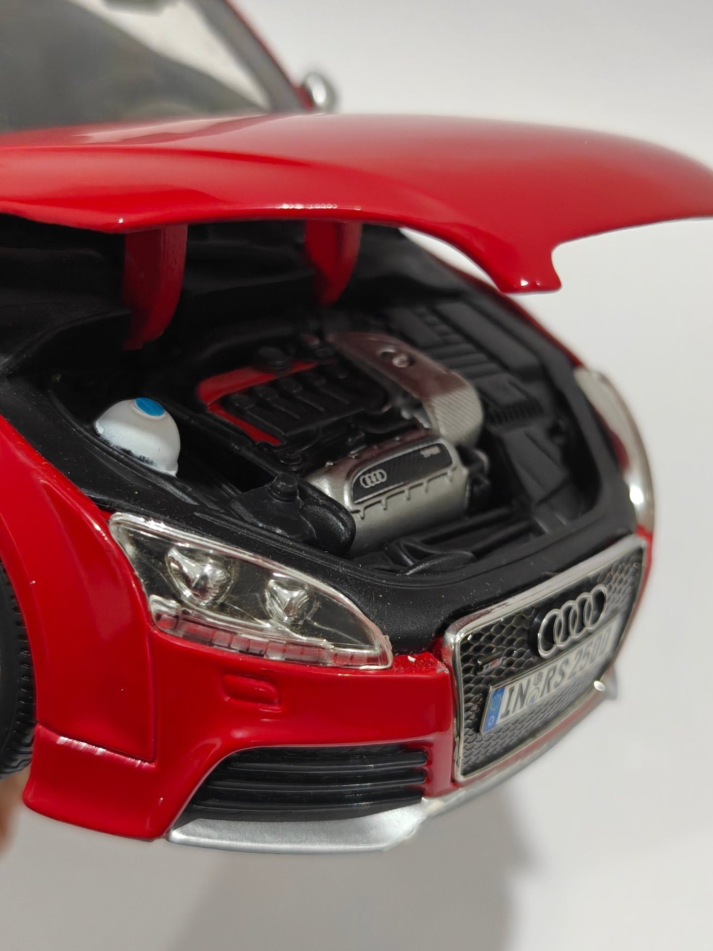 1:18 Bburago Audi TT RS (Pre - Owned) - Kinder Logs