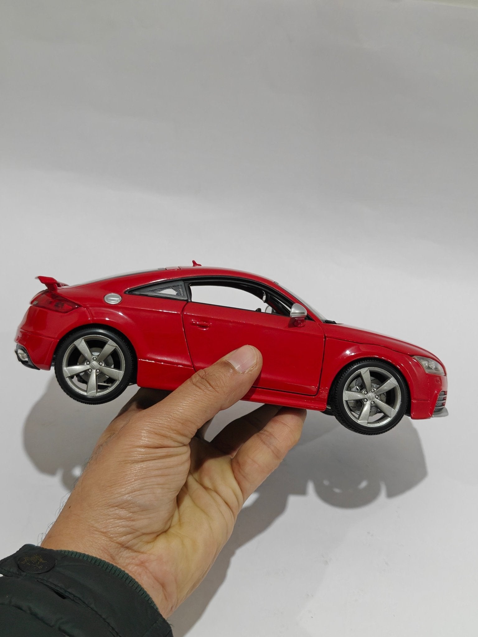 1:18 Bburago Audi TT RS (Pre - Owned) - Kinder Logs