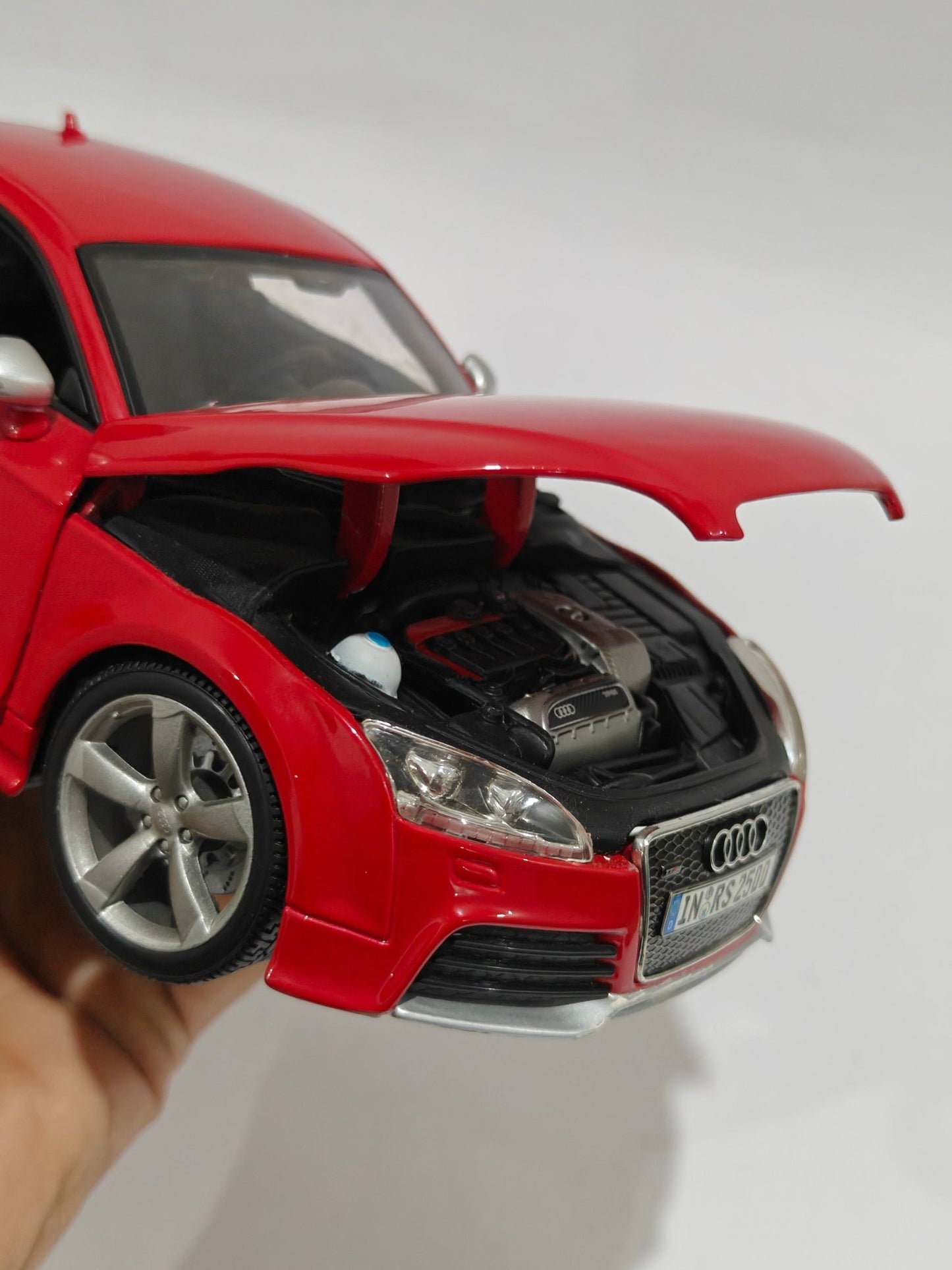 1:18 Bburago Audi TT RS (Pre - Owned) - Kinder Logs