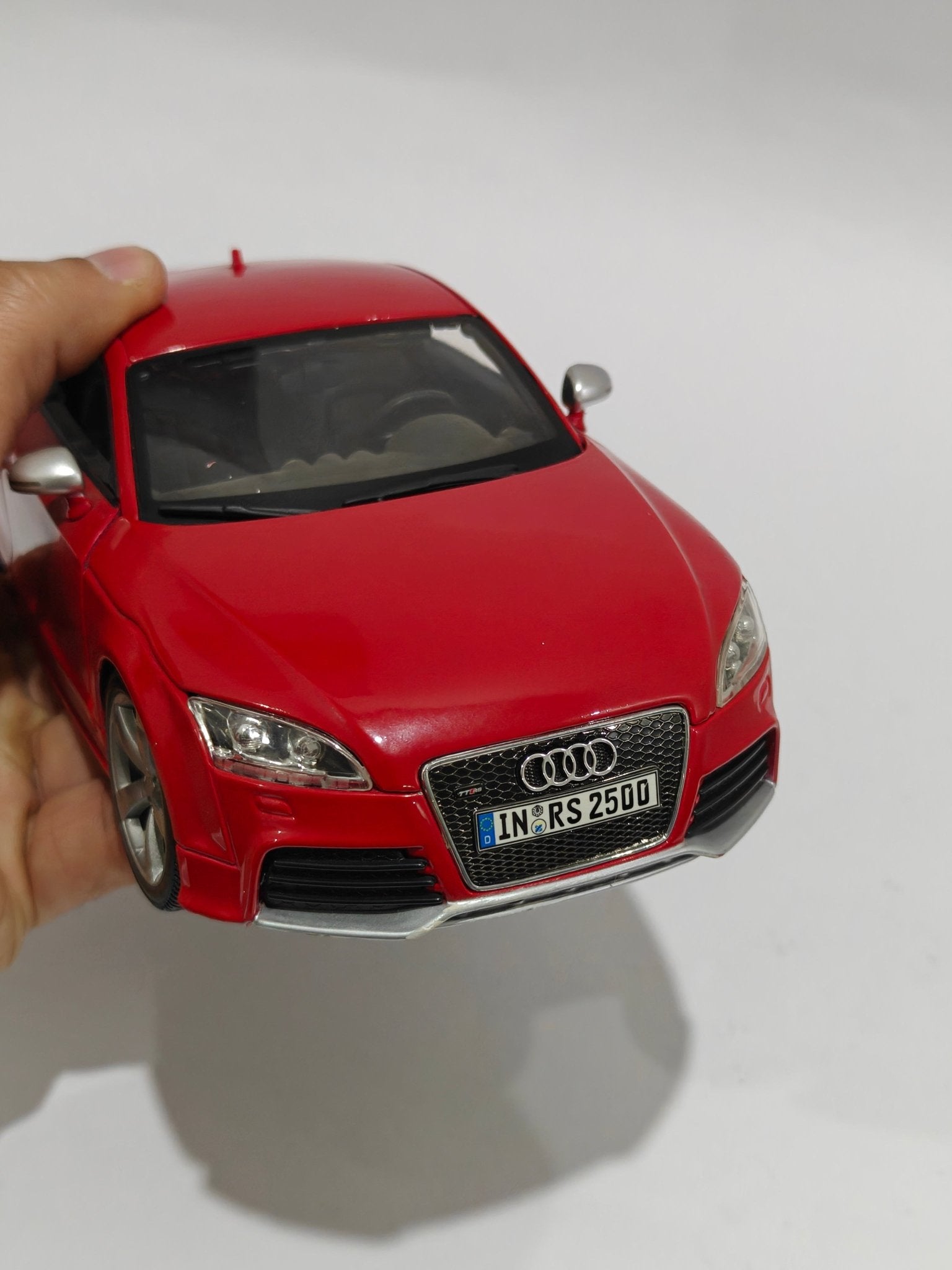 1:18 Bburago Audi TT RS (Pre - Owned) - Kinder Logs
