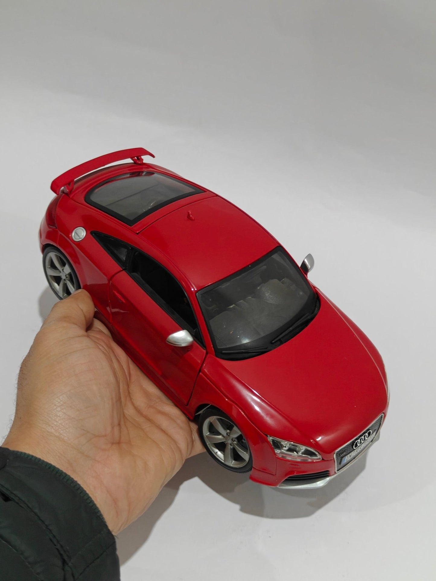 1:18 Bburago Audi TT RS (Pre - Owned) - Kinder Logs