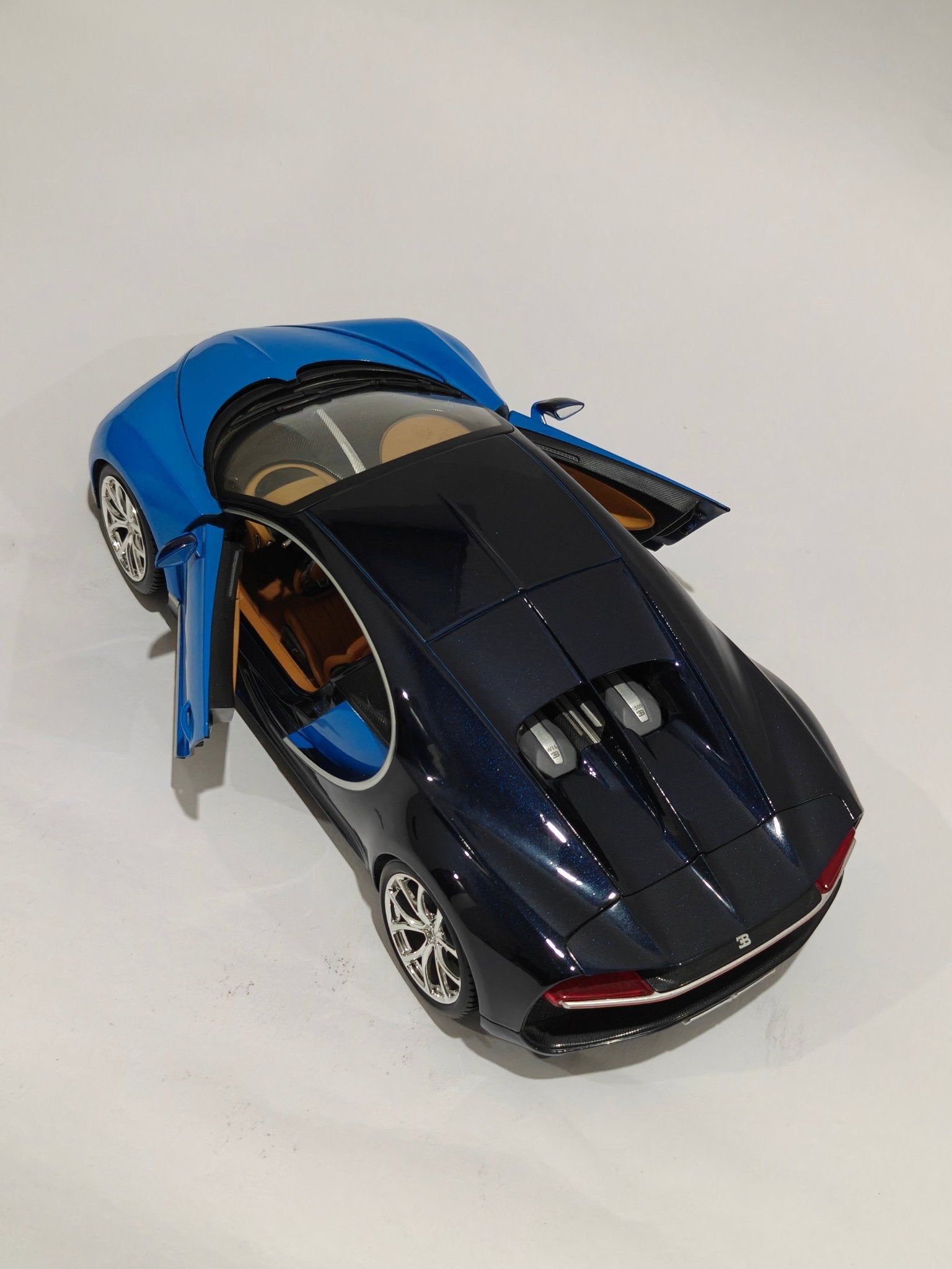 1:18 Bburago Bugatti Chiron (Pre - Owned) - Kinder Logs