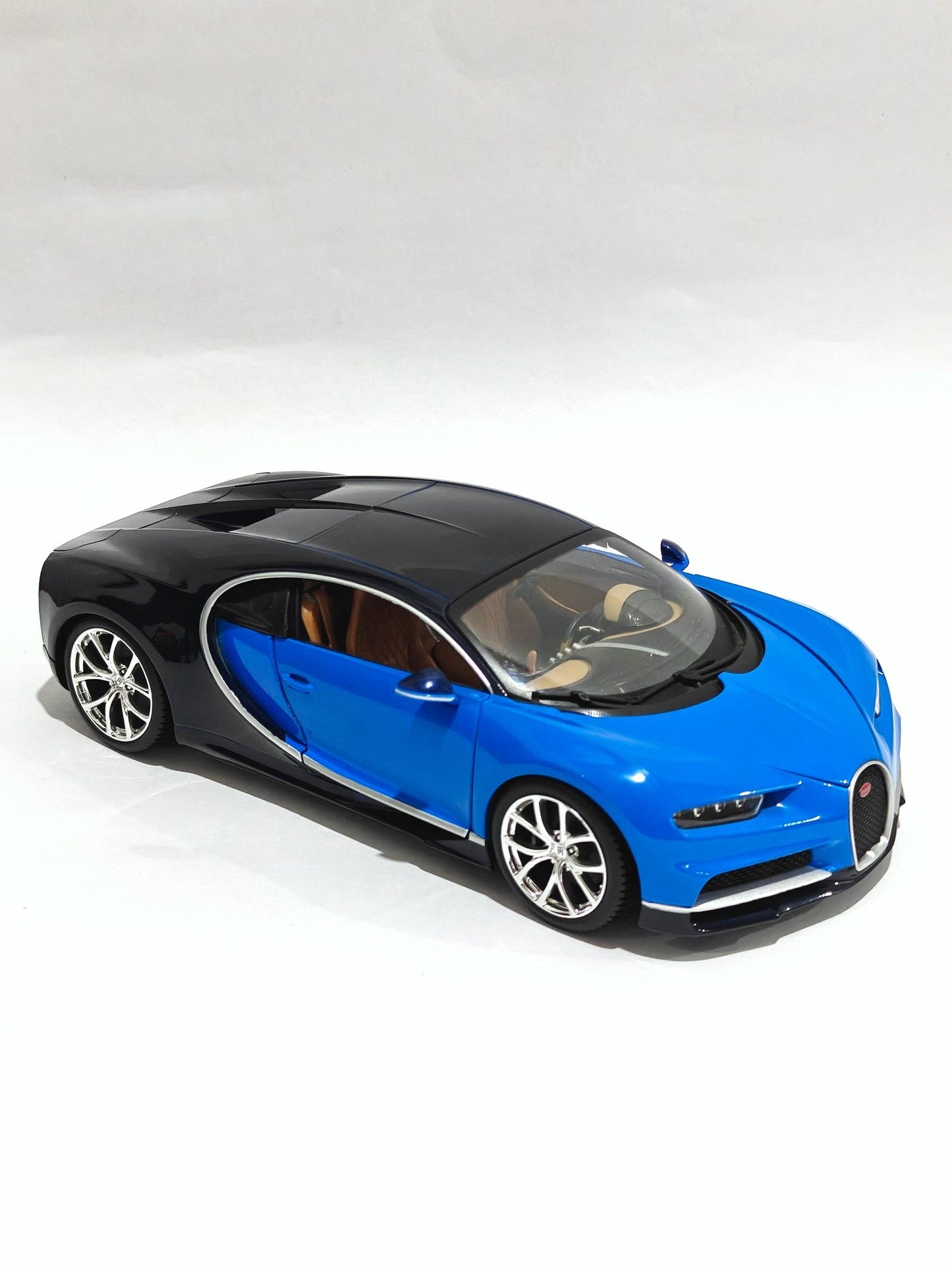 1:18 Bburago Bugatti Chiron (Pre - Owned) - Kinder Logs