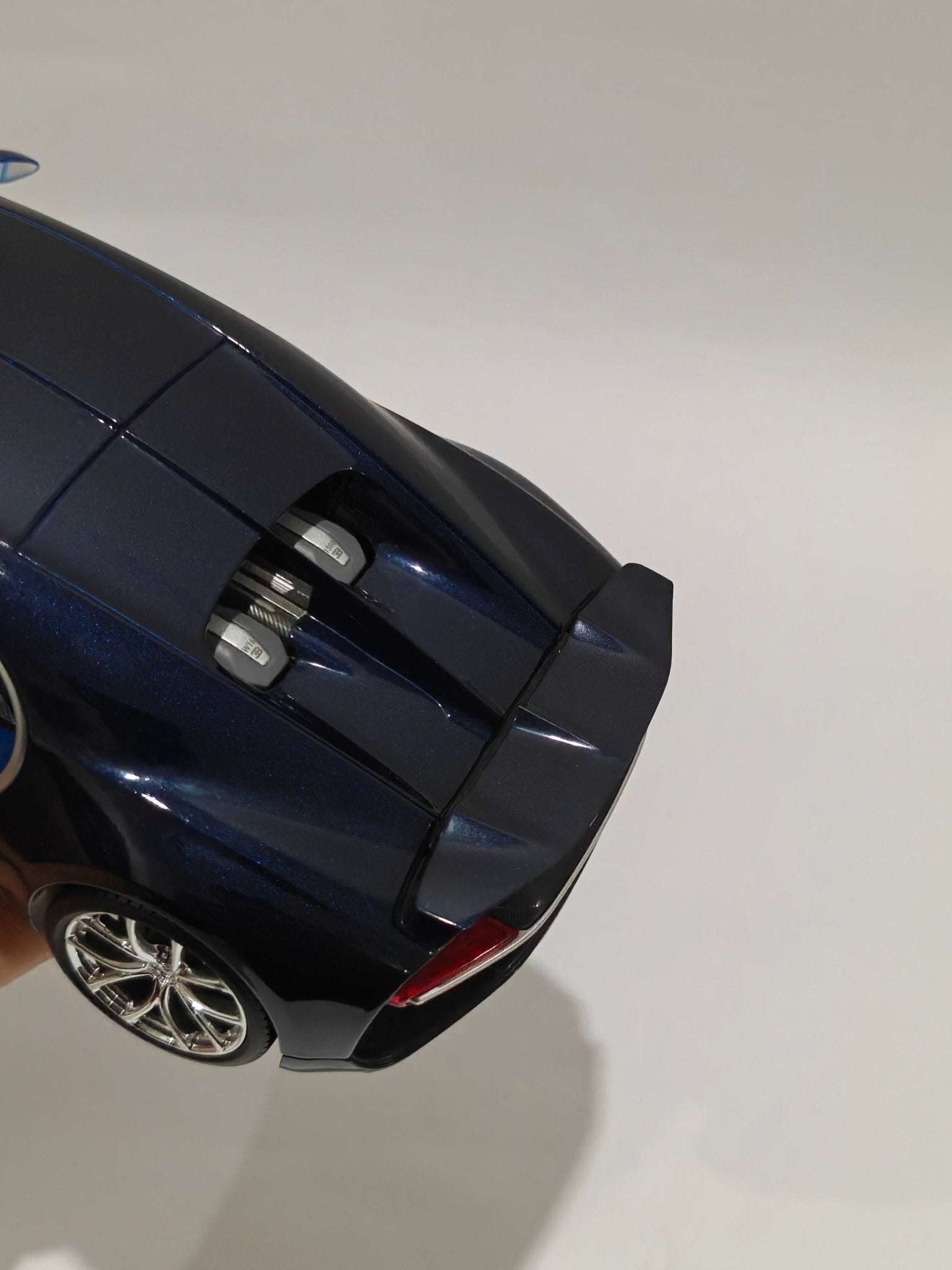 1:18 Bburago Bugatti Chiron (Pre - Owned) - Kinder Logs