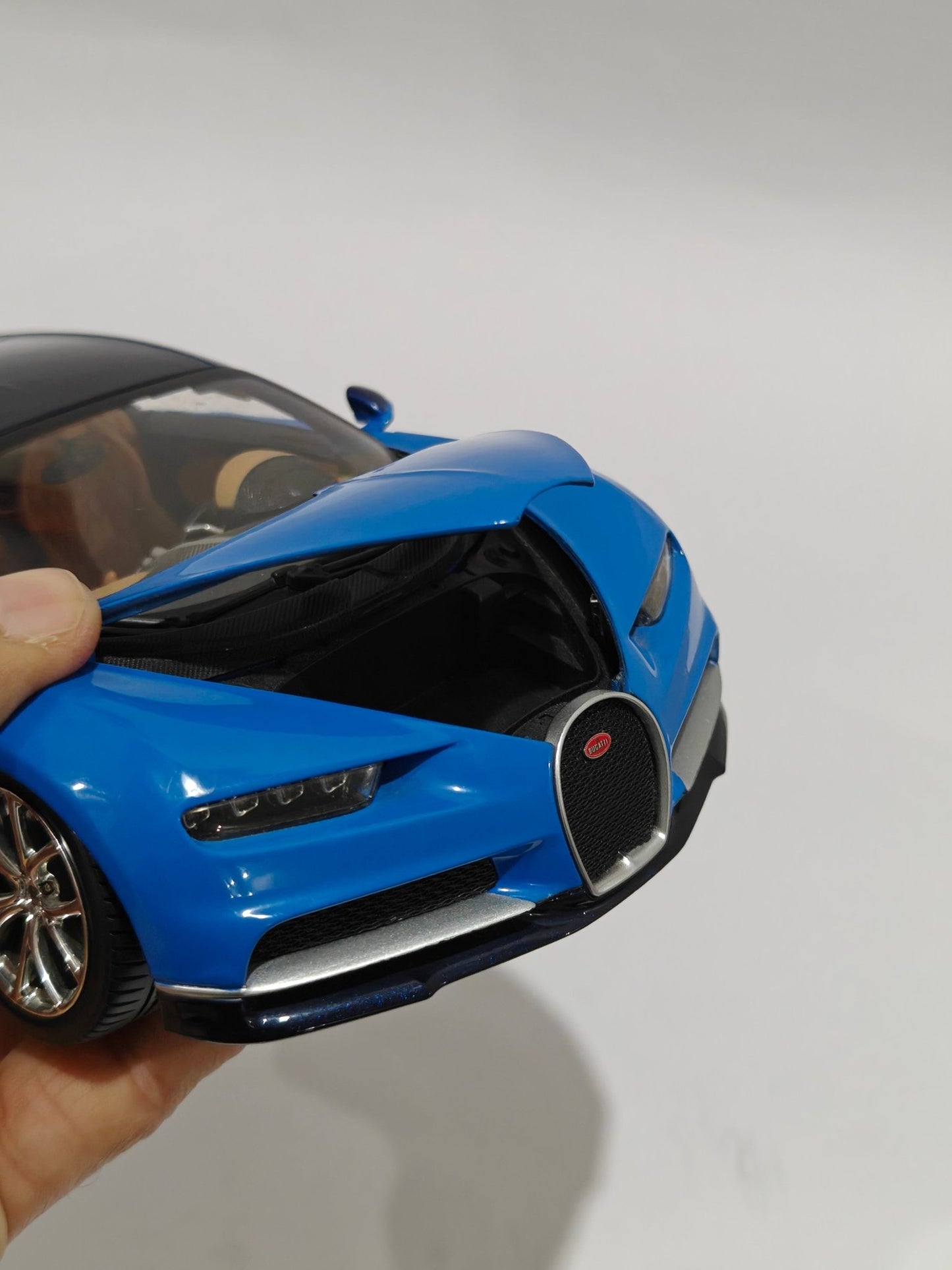 1:18 Bburago Bugatti Chiron (Pre - Owned) - Kinder Logs