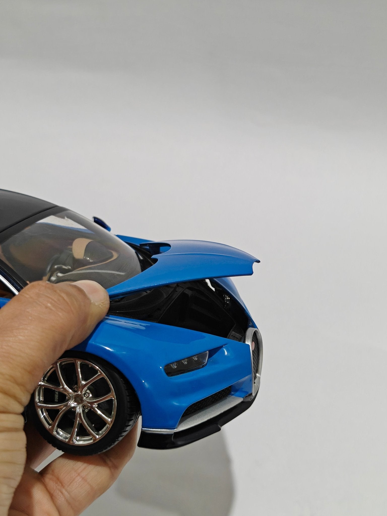 1:18 Bburago Bugatti Chiron (Pre - Owned) - Kinder Logs