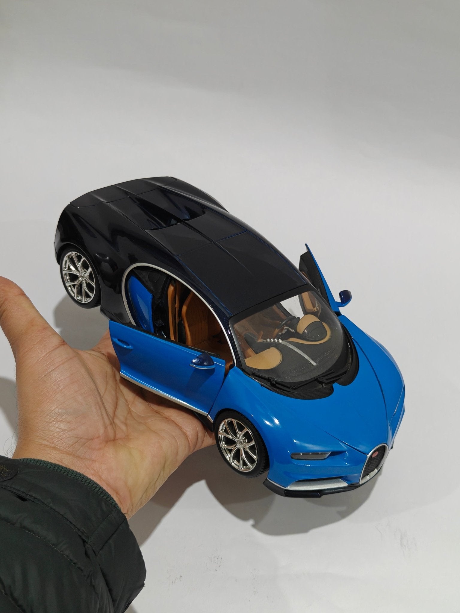 1:18 Bburago Bugatti Chiron (Pre - Owned) - Kinder Logs