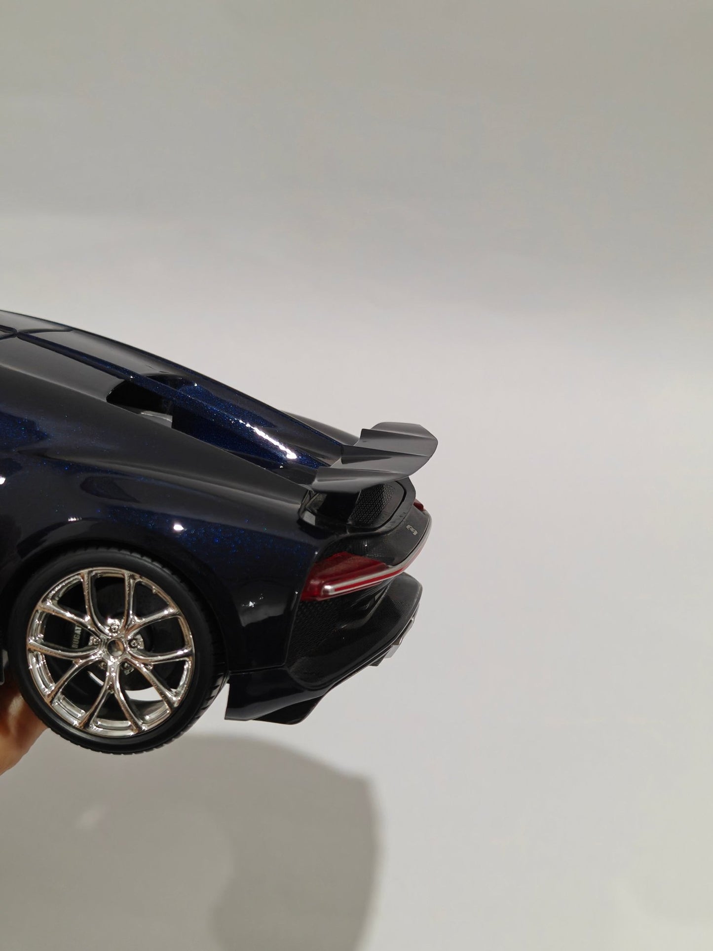 1:18 Bburago Bugatti Chiron (Pre - Owned) - Kinder Logs