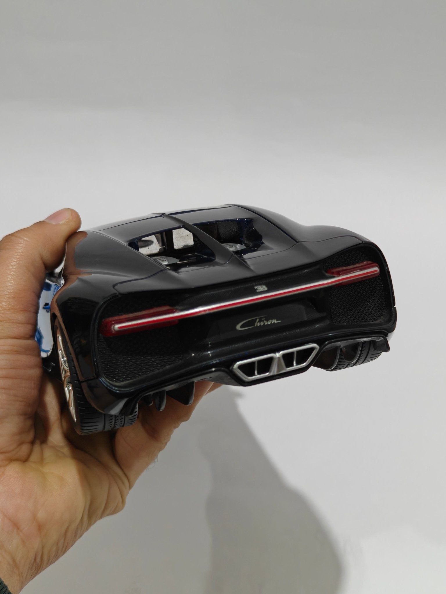 1:18 Bburago Bugatti Chiron (Pre - Owned) - Kinder Logs