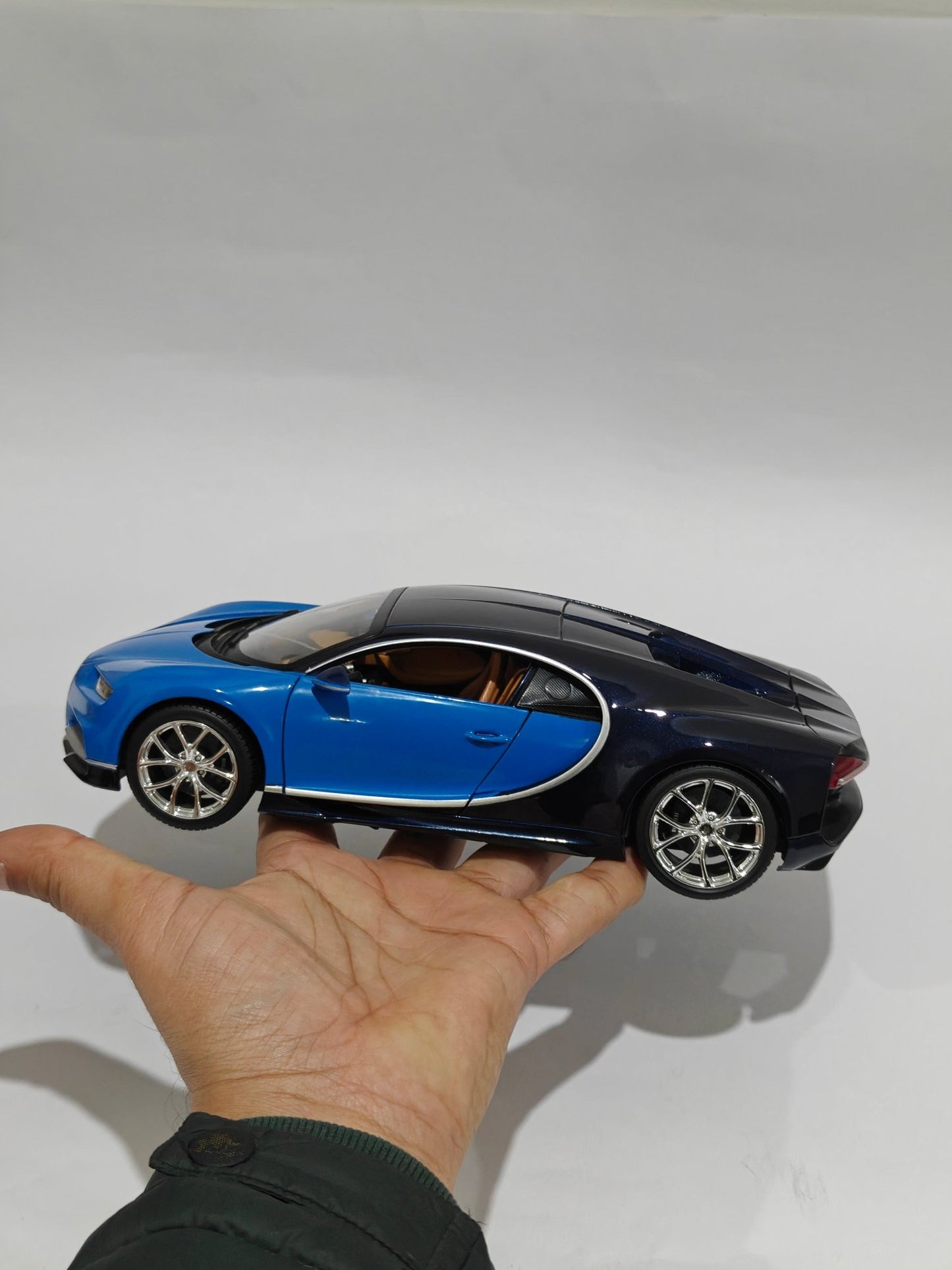 1:18 Bburago Bugatti Chiron (Pre - Owned) - Kinder Logs