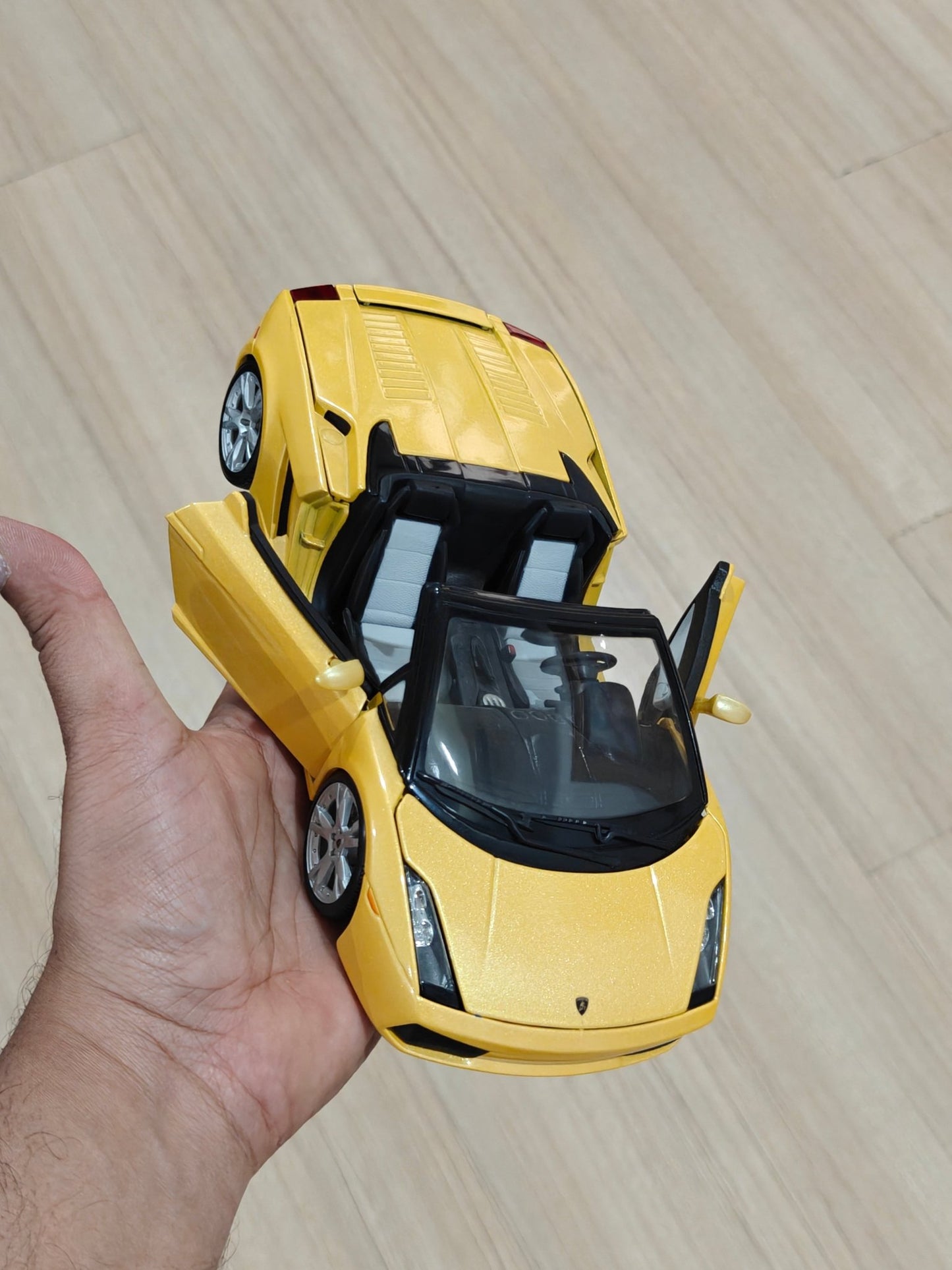 1:18 Bburago Lamborghini Gallardo Spyder - Yellow Color (Pre - Owned) - Kinder Logs