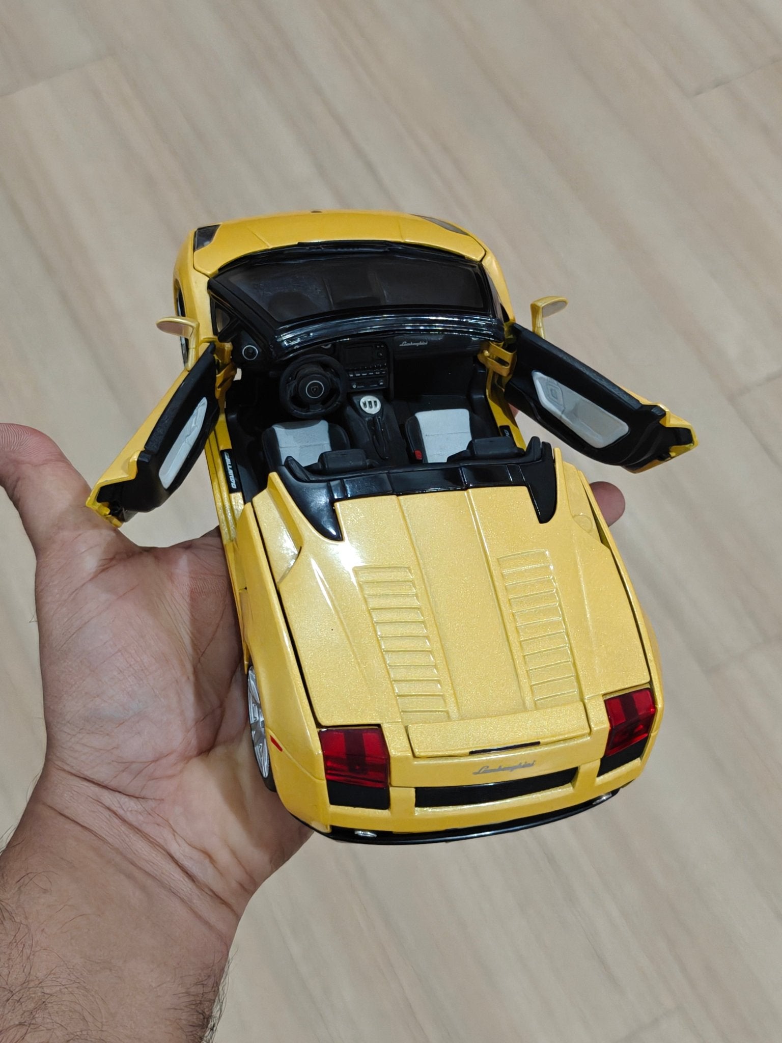 1:18 Bburago Lamborghini Gallardo Spyder - Yellow Color (Pre - Owned) - Kinder Logs