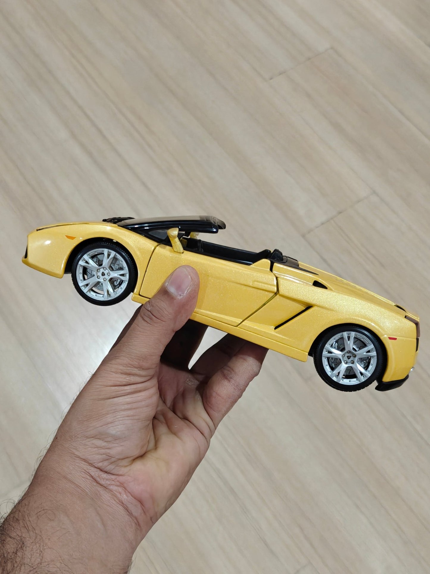 1:18 Bburago Lamborghini Gallardo Spyder - Yellow Color (Pre - Owned) - Kinder Logs