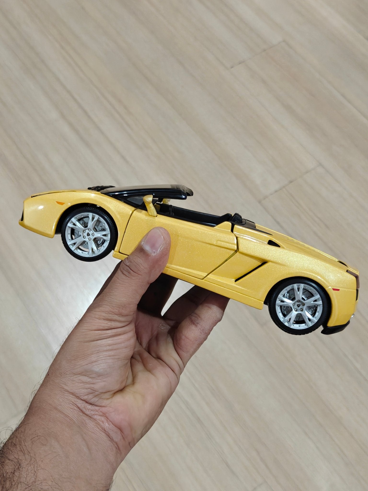 1:18 Bburago Lamborghini Gallardo Spyder - Yellow Color (Pre - Owned) - Kinder Logs