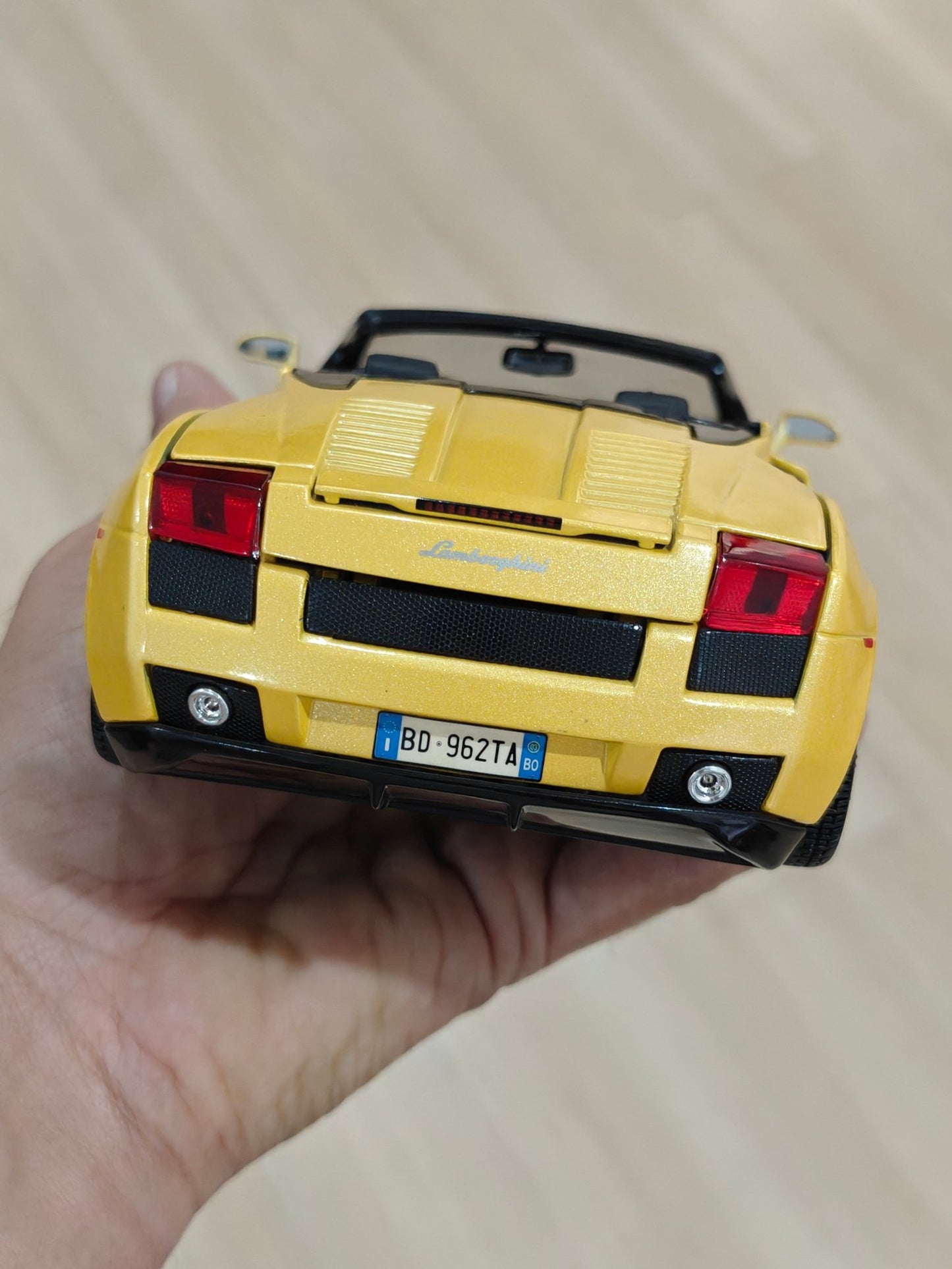 1:18 Bburago Lamborghini Gallardo Spyder - Yellow Color (Pre - Owned) - Kinder Logs