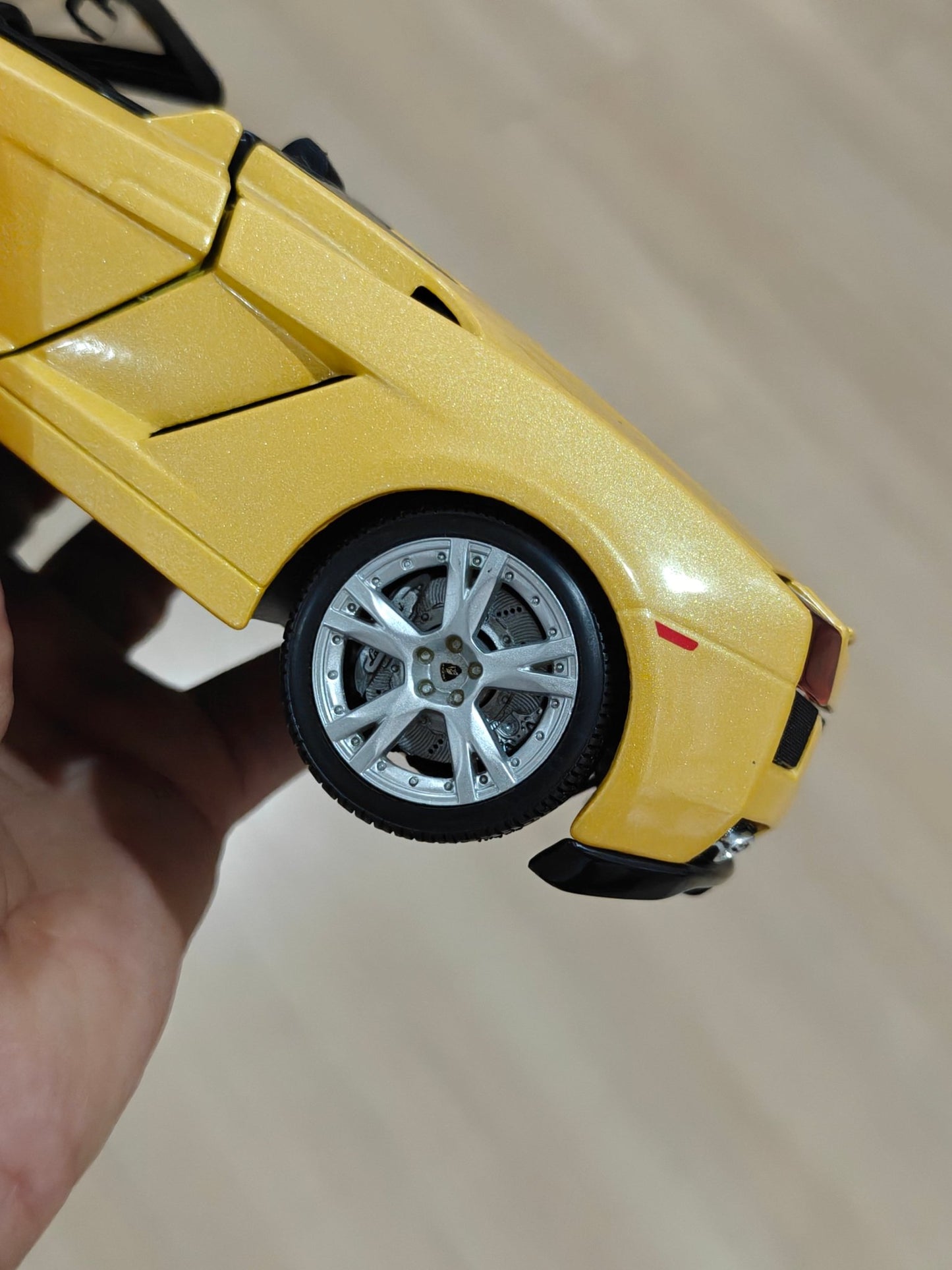 1:18 Bburago Lamborghini Gallardo Spyder - Yellow Color (Pre - Owned) - Kinder Logs
