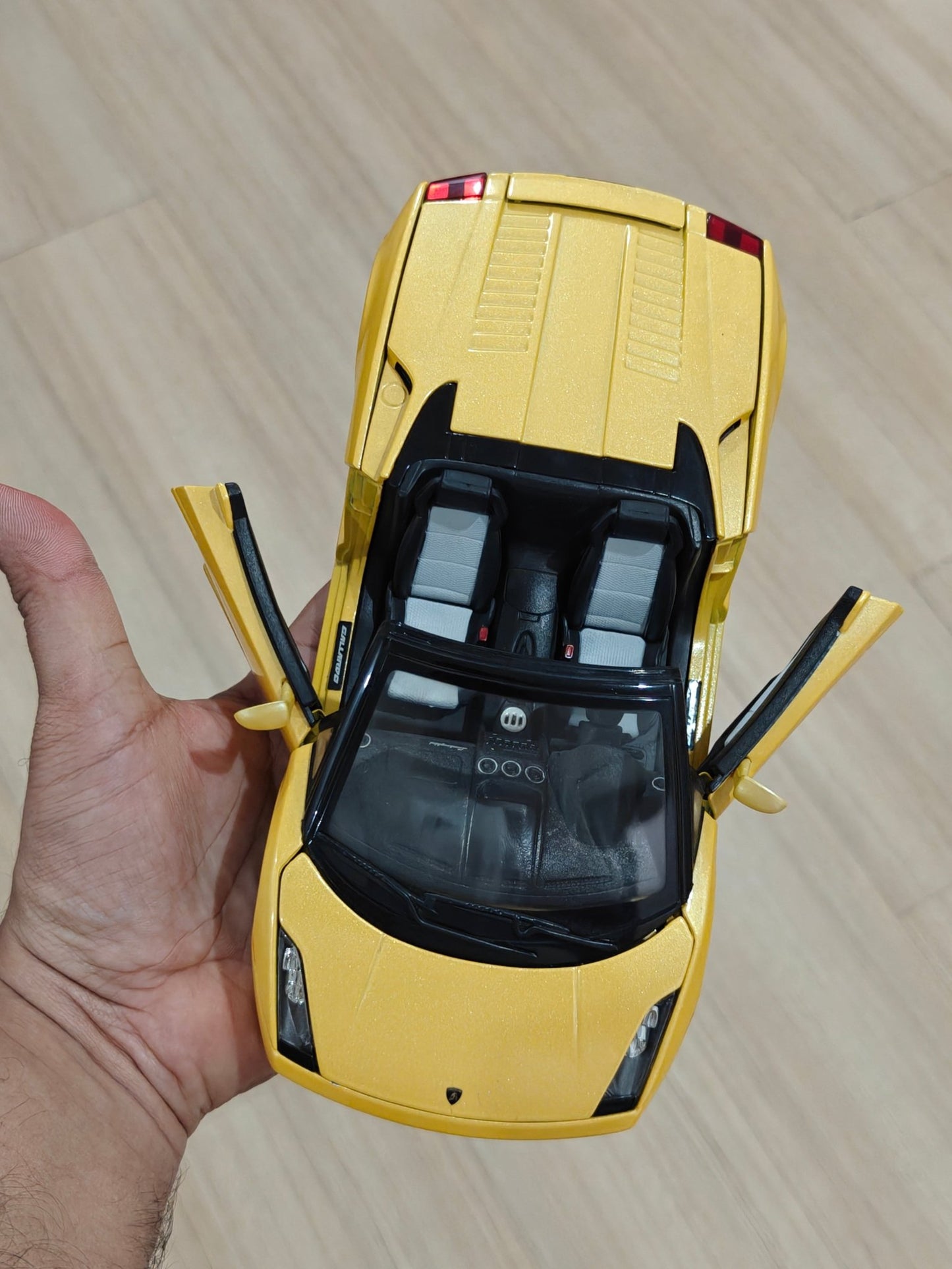 1:18 Bburago Lamborghini Gallardo Spyder - Yellow Color (Pre - Owned) - Kinder Logs