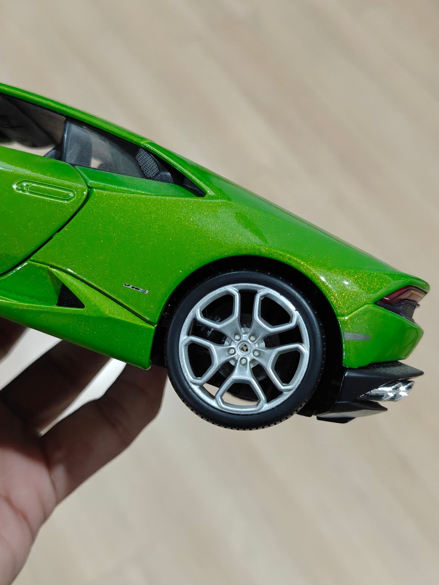 1:18 Bburago Lamborghini Huracan LP610 - 4 - Green Color (Pre - Owned) - Kinder Logs