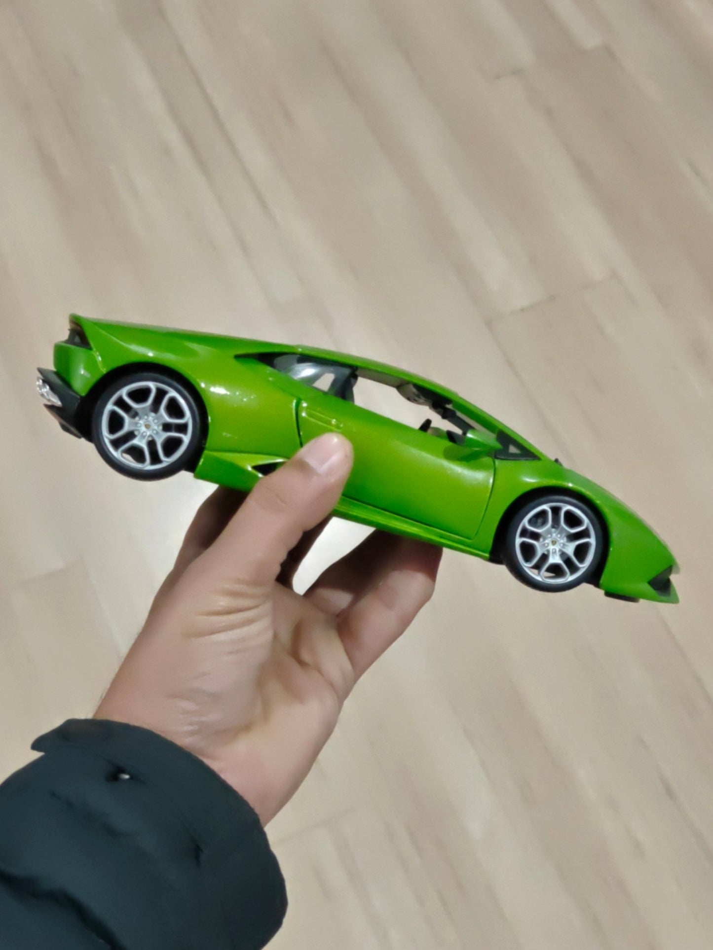 1:18 Bburago Lamborghini Huracan LP610 - 4 - Green Color (Pre - Owned) - Kinder Logs