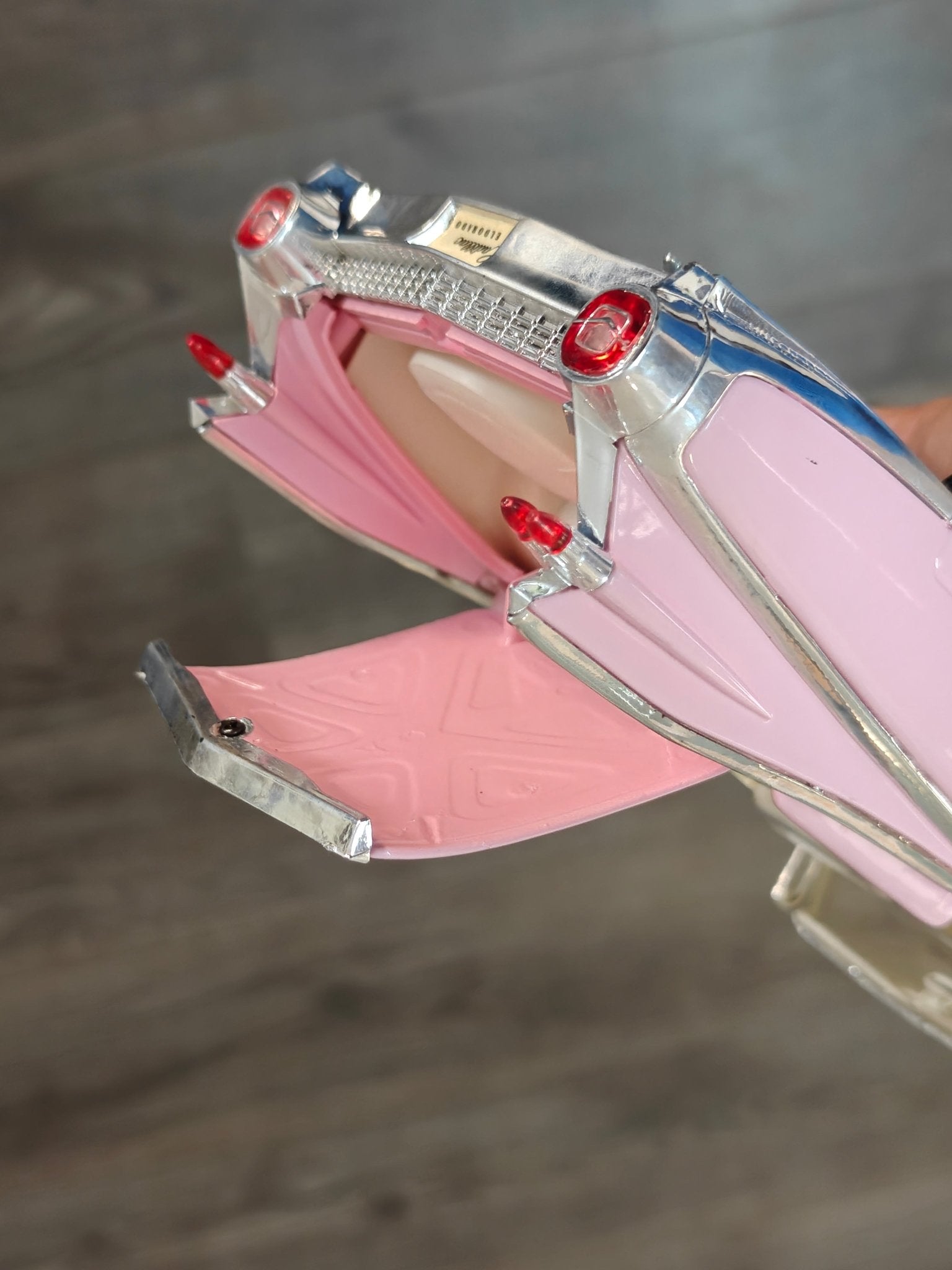 1:18 Maisto 1959 Cadillac Eldorado Biarritz Convertible (Pre - Owned) - Kinder Logs