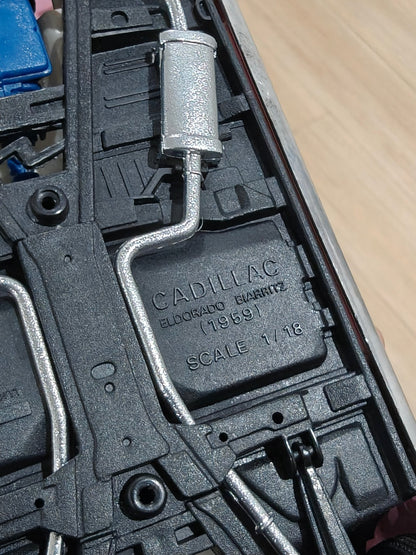 1:18 Maisto 1959 Cadillac Eldorado Biarritz Convertible (Pre - Owned) - Kinder Logs