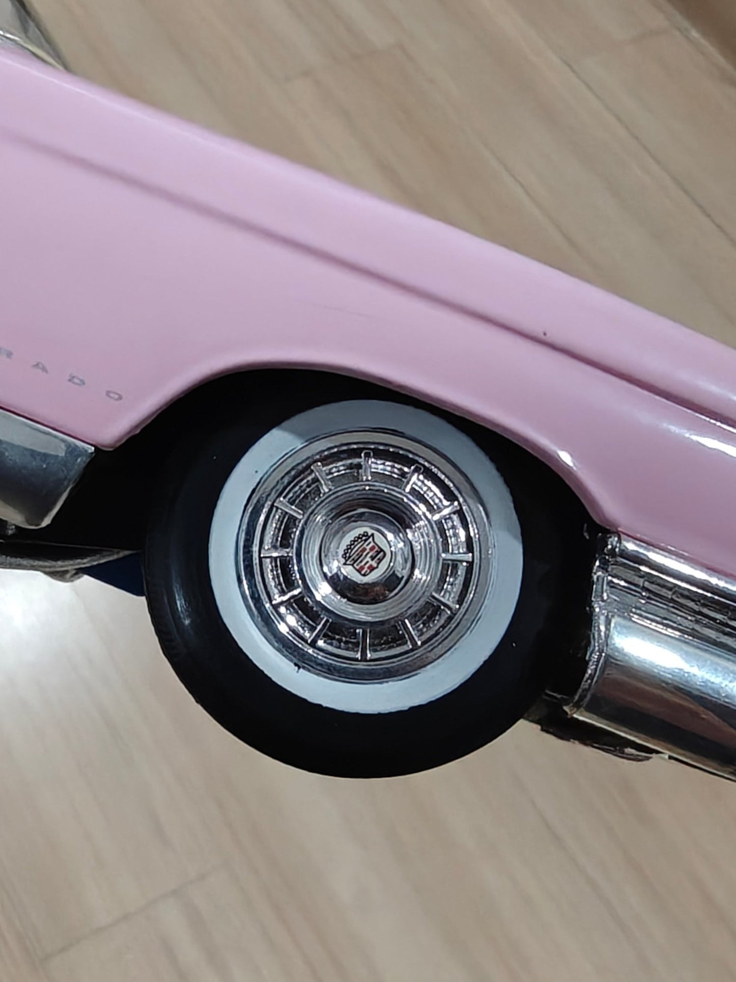 1:18 Maisto 1959 Cadillac Eldorado Biarritz Convertible (Pre - Owned) - Kinder Logs